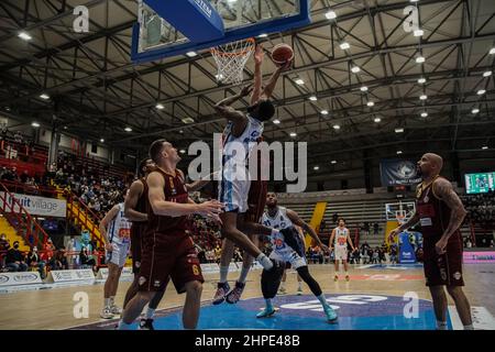 Neapel, Italien. 19th. Februar 2022. Gevi Napoli Basket verlässt die beiden Ausgangspunkte zu Umana Reyer Venezia 76 - 81. (Bild: © Giovanni Esposito/Pacific Press via ZUMA Press Wire) Stockfoto