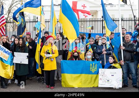 Washington, DC, USA. 20th. Februar 2022. 20. Februar 2022 - Washington, DC, USA: Demonstranten vor dem Weißen Haus auf dem Stand bei der Ukraine-Kundgebung. (Bild: © Michael Brochstein/ZUMA Press Wire) Stockfoto