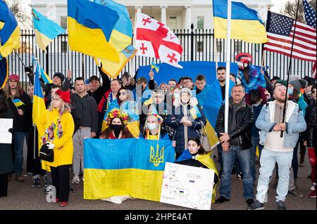 Washington, DC, USA. 20th. Februar 2022. 20. Februar 2022 - Washington, DC, USA: Demonstranten vor dem Weißen Haus auf dem Stand bei der Ukraine-Kundgebung. (Bild: © Michael Brochstein/ZUMA Press Wire) Stockfoto