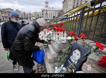 Kiew, Ukraine. 20th. Februar 2022. Die Ukrainer zollen den „Himmlischen Hundert“ in der Allee der Himmlischen Hundert Helden während einer Zeremonie zu Ehren der toten Ukrainer ihren Respekt. Am 20. Februar fanden in Kiew auf dem Unabhängigkeitsplatz Veranstaltungen zu Ehren der Ukrainer statt, die in diesen Tagen vor acht Jahren während der regierungsfeindlichen Proteste von 2013 bis 2014 ums Leben kamen. (Foto: Sergei Chuzavkov/SOPA Images/Sipa USA) Quelle: SIPA USA/Alamy Live News Stockfoto