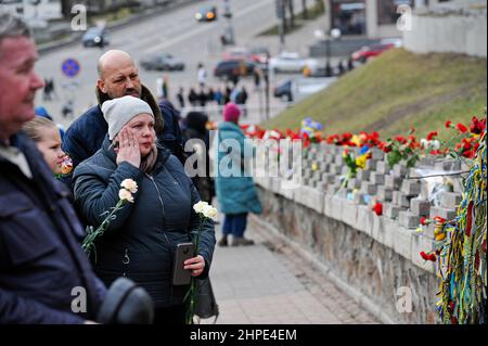 Kiew, Ukraine. 20th. Februar 2022. Die Ukrainer halten Blumen bereit, während sie den „Himmlischen Hundert“ in der Allee der Himmlischen Hundert Helden während einer Zeremonie zu Ehren der toten Ukrainer ihren Respekt zollen. Am 20. Februar fanden in Kiew auf dem Unabhängigkeitsplatz Veranstaltungen zu Ehren der Ukrainer statt, die in diesen Tagen vor acht Jahren während der regierungsfeindlichen Proteste von 2013 bis 2014 ums Leben kamen. (Foto: Sergei Chuzavkov/SOPA Images/Sipa USA) Quelle: SIPA USA/Alamy Live News Stockfoto