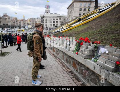 Kiew, Ukraine. 20th. Februar 2022. Die Ukrainer zollen den „Himmlischen Hundert“ in der Allee der Himmlischen Hundert Helden während einer Zeremonie zu Ehren der toten Ukrainer ihren Respekt. Am 20. Februar fanden in Kiew auf dem Unabhängigkeitsplatz Veranstaltungen zu Ehren der Ukrainer statt, die in diesen Tagen vor acht Jahren während der regierungsfeindlichen Proteste von 2013 bis 2014 ums Leben kamen. (Foto: Sergei Chuzavkov/SOPA Images/Sipa USA) Quelle: SIPA USA/Alamy Live News Stockfoto