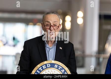 New York, New York, USA. 20th. Februar 2022. Der Mehrheitsführer von Senator und Senat, Charles Schumer, kündigt zusammen mit seinen Befürwortern die Abstimmung im Senat über die Insulinkostenobergrenze an der 875 3rd Avenue an. Rund 20 Staaten haben bereits eine Kostenobergrenze für Insulin erlassen. Senator drängt auf eine landesweite Kappe auf Fläschchen, die 35 US-Dollar betragen soll. Insulin ist für viele Menschen mit Diabetes ein Lebensretter. (Bild: © Lev Radin/Pacific Press via ZUMA Press Wire) Stockfoto