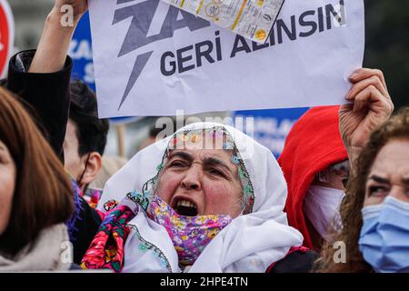 Istanbul, Türkei. 20th. Februar 2022. Eine Frau sah während der Demonstration Parolen singen, während sie ein Plakat mit der Aufschrift „hebt ab“ hielt. Die wirtschaftlichen Probleme in der Türkei spiegelten sich in den Anstiegen der Gesetzesvorlagen wider. Demonstranten versammelten sich, um gegen den Anstieg der Strom- und Erdgaspreise zu protestieren. (Foto von Ibrahim Oner/SOPA Images/Sipa USA) Quelle: SIPA USA/Alamy Live News Stockfoto