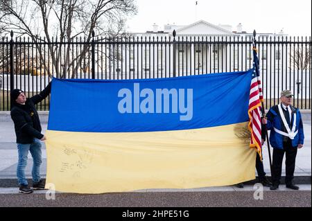 Washington, Usa. 20th. Februar 2022. Männer halten eine ukrainische Flagge am Stand bei der Ukraine-Kundgebung. Kredit: SOPA Images Limited/Alamy Live Nachrichten Stockfoto