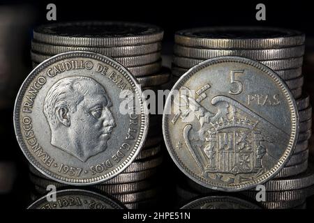 Francisco Franco Five Pesetas Coin 1957 Vorderseite Reverse Close Up Coin Stacks Schwarzer Hintergrund Stockfoto