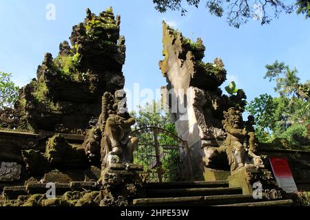 Eingangstor von Pura Gunung Lebah neben Campuhan Ubud. Aufgenommen Im Januar 2022. Stockfoto