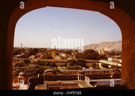 Blick auf City Palace und Jantar Mantar aus dem Bogen von Hawa Mahal in Jaipur in Rajasthan, Indien, Asien Stockfoto