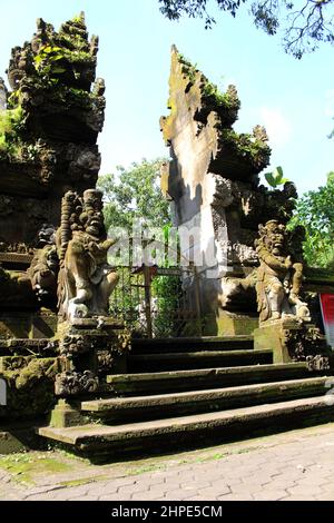 Eingangstor von Pura Gunung Lebah neben Campuhan Ubud. Aufgenommen Im Januar 2022. Stockfoto