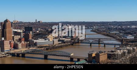 Brücken über den Monongahela River, die die Südseite mit der Innenstadt von Pittsburgh, Pennsylvania, USA, verbinden Stockfoto