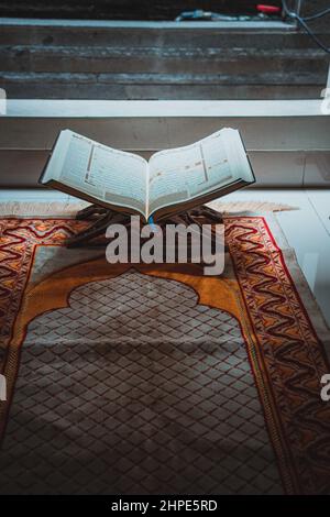 Der al-quran an der Stelle des Gebets Stockfoto