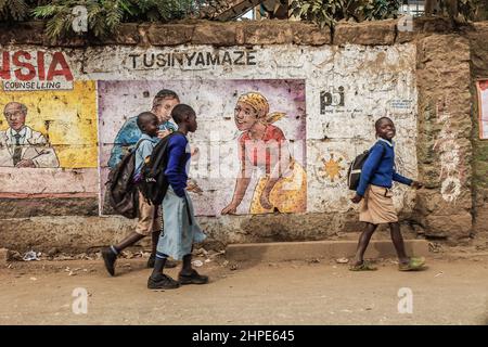 Nairobi, Kenia. 18th. Februar 2022. Die Schüler gehen von der Schule aus an den Straßen in den Slums von Kibera vorbei. Kredit: SOPA Images Limited/Alamy Live Nachrichten Stockfoto