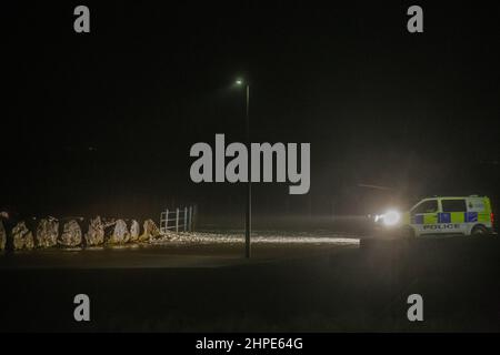 morecambe Lancashire, Großbritannien. 21st. Februar 2022. Polizei Van auf der Promenade in Morecambe, während Wellen über der Promenade bei Flut Credit: PN News/Alamy Live News Stockfoto