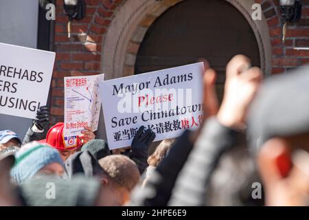 NEW YORK, NEW YORK - 20. FEBRUAR: Menschen halten bei der Lunar New Year Parade in Chinatown am 20. Februar 2022 in New York City die Schilder „Stopp das Gefängnis“ und „Save chinatown“ hoch. Die Lunar New Year Parade kehrte in diesem Jahr zurück, nachdem die Feierlichkeiten 2021 aufgrund der Coronavirus-Pandemie zurückgegangen waren. Im Oktober 2021 sagte Bürgermeister Adams, er würde die bestehenden Gefängnisse in Chinatown nicht einreißen, um Platz für ein größeres zu schaffen, aber der aktuelle Vorschlag, der von seinem Vorgänger vorgelegt wurde, soll in den kommenden Wochen geschehen. Stockfoto