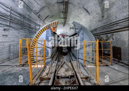 Rotierender Entlader von U-Bahn-Autos Stockfoto