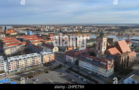 15. Februar 2022, Brandenburg, Frankfurt (oder): Marienkirche (r) im Zentrum der deutsch-polnischen Grenzstadt. Die imposante Marienkirche ist die größte mittelalterliche Kirche Brandenburgs und ein Wahrzeichen Frankfurts. Erst nach dem Fall der Berliner Mauer wurden die Ruinen zu einem fast vollständigen Sakralbau mit dem besonderen Schatz einer glasbilderbibel restauriert. Aber das Denkmal bleibt ein Fall der Umgestaltung. (To dpa: 'Wenn das mittelalterliche Wahrzeichen zerfällt') Foto: Patrick Pleul/dpa-Zentralbild/ZB Stockfoto