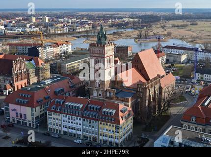 15. Februar 2022, Brandenburg, Frankfurt (oder): Marienkirche im Zentrum der deutsch-polnischen Grenzstadt. Die imposante Marienkirche ist die größte mittelalterliche Kirche Brandenburgs und ein Wahrzeichen Frankfurts. Erst nach dem Fall der Berliner Mauer wurden die Ruinen zu einem fast vollständigen Sakralbau mit dem besonderen Schatz einer glasbilderbibel restauriert. Aber das Denkmal bleibt ein Fall der Umgestaltung. (To dpa: 'Wenn das mittelalterliche Wahrzeichen zerfällt') Foto: Patrick Pleul/dpa-Zentralbild/ZB Stockfoto