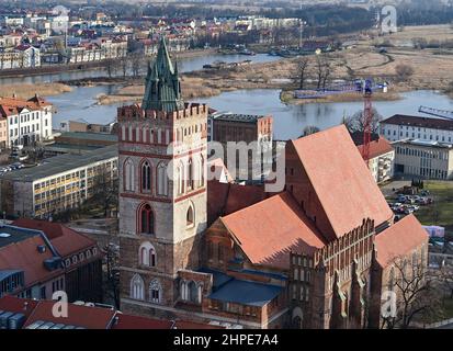 15. Februar 2022, Brandenburg, Frankfurt (oder): Marienkirche im Zentrum der deutsch-polnischen Grenzstadt. Die imposante Marienkirche ist die größte mittelalterliche Kirche Brandenburgs und ein Wahrzeichen Frankfurts. Erst nach dem Fall der Berliner Mauer wurden die Ruinen zu einem fast vollständigen Sakralbau mit dem besonderen Schatz einer glasbilderbibel restauriert. Aber das Denkmal bleibt ein Fall der Umgestaltung. (To dpa: 'Wenn das mittelalterliche Wahrzeichen zerfällt') Foto: Patrick Pleul/dpa-Zentralbild/ZB Stockfoto