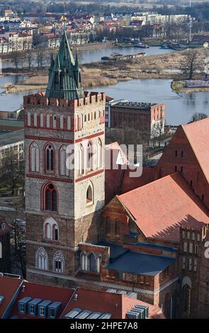 15. Februar 2022, Brandenburg, Frankfurt (oder): Marienkirche im Zentrum der deutsch-polnischen Grenzstadt. Die imposante Marienkirche ist die größte mittelalterliche Kirche Brandenburgs und ein Wahrzeichen Frankfurts. Erst nach dem Fall der Berliner Mauer wurden die Ruinen zu einem fast vollständigen Sakralbau mit dem besonderen Schatz einer glasbilderbibel restauriert. Aber das Denkmal bleibt ein Fall der Umgestaltung. (To dpa: 'Wenn das mittelalterliche Wahrzeichen zerfällt') Foto: Patrick Pleul/dpa-Zentralbild/ZB Stockfoto