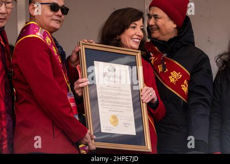 New York, USA. 20th. Februar 2022. Die Gouverneurin Kathy Hochul präsentiert die Proklamation während der Mondneujahresparade in Manhattan, Chinatown in New York, am 20. Februar 2022. Tausende von Menschen nahmen daran Teil und sahen sich die Parade entlang der Straßen von Chinatown an. Löwentanz, Drachentanz, Flaggen der USA und der Volksrepublik China, Festwagen und einige politische Statements wurden auf der Paradestrecke gesehen. (Foto von Lev Radin/Sipa USA) Quelle: SIPA USA/Alamy Live News Stockfoto