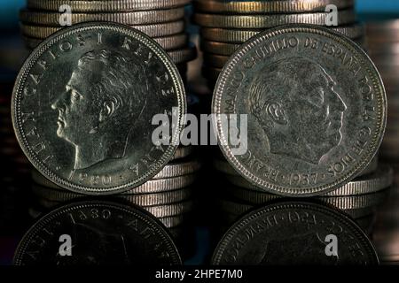 Juan Carlos I King of Spain 1980 Francisco Franco Five Pesetas Coin 1957 Vorderseite Nahaufnahme Stapel Schwarzer Hintergrund Stockfoto