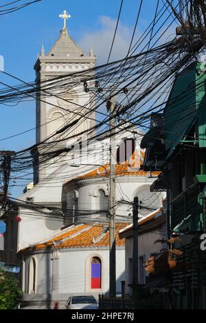 Unbefleckte Empfängniskirche in Ban Yuan, einer alten Siedlung vietnamesischer und kambodschanischer Einwanderer in Bangkok, Thailand, verdeckt durch elektrische Leitungen Stockfoto