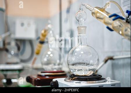 Kolben mit kochendem Alkohol bei der Destillation im Labor Stockfoto