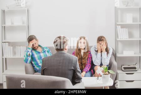 Paar mit Kind Teenager diskutieren Probleme in der Familie mit Familie Psychologe. Elterliches Konzept. Stockfoto