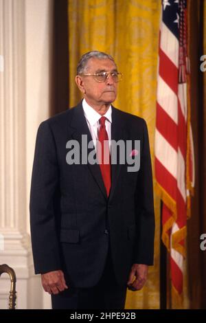 James L. Day, der General der pensionierten Marine, hört US-Präsident Bill Clinton während der feierlichen Verleihung der Ehrenmedaille im Ostsaal des Weißen Hauses am 20. Januar 1998 in Washington, D.C. Day erhielt die Ehrenmedaille für seine heldenhaften Taten während der Schlacht von Okinawa im Zweiten Weltkrieg Stockfoto