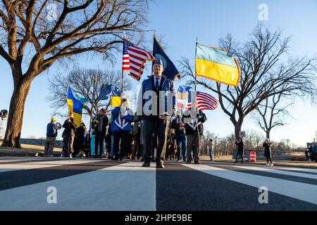 Washington, DC, USA, 20. Februar 2022. Im Bild: Ukrainisch-amerikanische Kriegsveteranen führen während einer Solidaritätsveranstaltung für die Ukraine einen marsch ins Weiße Haus. Tausende nahmen an der Veranstaltung Teil, um die Unabhängigkeit, Souveränität und territoriale Integrität der Ukraine zu unterstützen, als der russische Präsident Wladimir Putin mit Truppen droht, die an der Grenze mobilisiert wurden. Die Veranstaltung wurde von Razom, einer ukrainischen Interessenvertretung, gesponsert und beinhaltete eine Mahnwache für die Himmlischen Hundert / Nebesna Sotnia (die während der Revolution der würde von 2014 getötet wurden). Kredit: Allison Bailey / Alamy Live Nachrichten Stockfoto