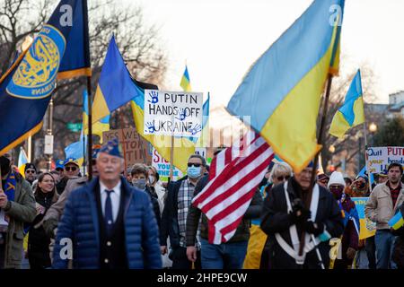 Washington, DC, USA, 20. Februar 2022. Im Bild: Ein Schild fordert den russischen Präsidenten Wladimir Putin auf, während einer Solidaritätskundgebung und eines marsches für die Ukraine nicht zu intervenieren. Tausende nahmen an der Veranstaltung Teil, um die Unabhängigkeit, Souveränität und territoriale Integrität der Ukraine zu unterstützen, als der russische Präsident Wladimir Putin mit Truppen droht, die an der Grenze mobilisiert wurden. Die Veranstaltung wurde von Razom, einer ukrainischen Interessenvertretung, gesponsert und beinhaltete eine Mahnwache für die Himmlischen Hundert / Nebesna Sotnia (die während der Revolution der würde von 2014 getötet wurden). Kredit: Allison Bailey / Alamy Live Nachrichten Stockfoto