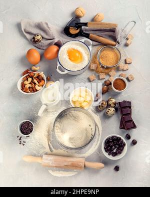 Garen von Zutaten auf hellem Hintergrund. Backkonzept. Flach liegend, Draufsicht Stockfoto