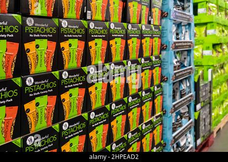 Kartons mit geschälten Pistazien und anderen Snacks im Lagerhaus Sam's Club in Snellville, Georgia, östlich von Atlanta. (USA) Stockfoto