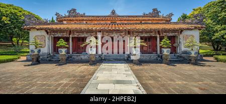 Hung Mieu oder Hung Tempel in der Kaiserstadt mit der Purpurnen Verbotenen Stadt in der Zitadelle in Hue, Vietnam. Stockfoto
