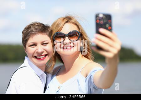 Gut aussehende Damen zusammen Stockfoto