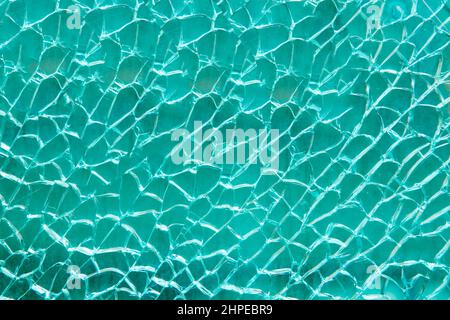 Gebrochenes blaues Glas mit Riss, abstrakte Textur Hintergrund Stockfoto
