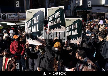 New York, New York, USA. 20th. Februar 2022. Atmosphäre während der Mondneujahresparade in Manhattan, Chinatown. Tausende von Menschen nahmen daran Teil und sahen sich die Parade entlang der Straßen von Chinatown an. Löwentanz, Drachentanz, Flaggen der USA und der Volksrepublik China, Festwagen und einige politische Statements wurden auf der Paradestrecke gesehen. Die Teilnehmer tragen Plakate gegen den Bau des neuen Gefängnisses in Chinatown. (Bild: © Lev Radin/Pacific Press via ZUMA Press Wire) Stockfoto