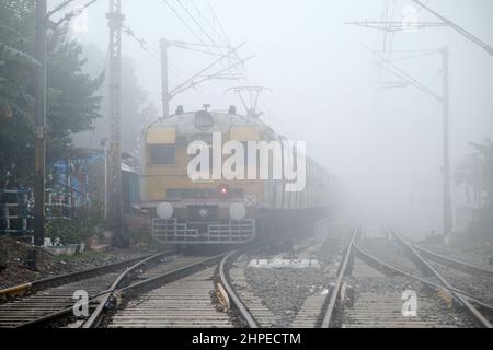 KALKUTTA, WESTBENGALEN, INDIEN. 21st. Februar 2022. 21. Februar 2022, Kalkutta, Westbengalen, Indien: Die Eisenbahndienste wurden aufgrund der schlechten Sichtverhältnisse im dichten fogg durchgeführt. (Bild: © Dipayan Bose/ZUMA Press Wire) Stockfoto