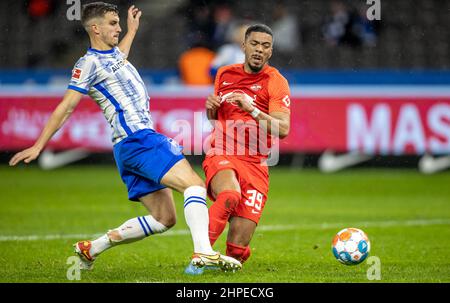 Berlin, Deutschland. 20th. Februar 2022. Fußball: Bundesliga, Hertha BSC - RB Leipzig, Matchday 23, Olympiastadion. Der Berliner Marc Oliver Kempf (l.) kämpft gegen den RB-Leipziger Benjamin Henrichs um den Ball. Quelle: Andreas Gora/dpa - WICHTIGER HINWEIS: Gemäß den Anforderungen der DFL Deutsche Fußball Liga und des DFB Deutscher Fußball-Bund ist es untersagt, im Stadion und/oder vom Spiel aufgenommene Fotos in Form von Sequenzbildern und/oder videoähnlichen Fotoserien zu verwenden oder zu verwenden./dpa/Alamy Live News Stockfoto