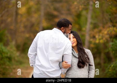 Porträt eines gemischten Rassenpaares, das Eltern erwartet Stockfoto