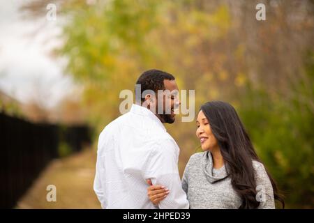 Porträt eines gemischten Rassenpaares, das Eltern erwartet Stockfoto