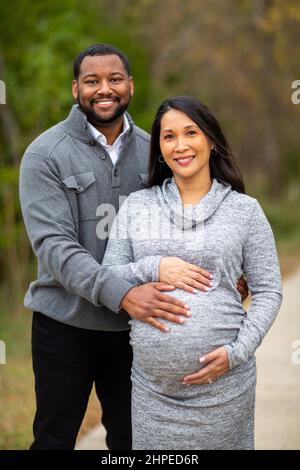 Porträt eines gemischten Rassenpaares, das Eltern erwartet Stockfoto