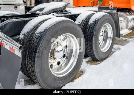 Professionelle Langstrecke klassisch orange big Rig semi-Truck-Traktor mit erweitertem Fahrerhaus stehen ohne Sattelauflieger für LKW-Fahrer Ruhe auf dem Winter t Stockfoto