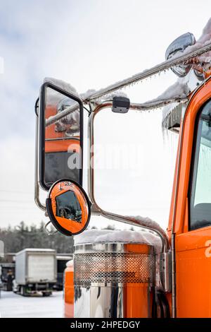 Professionelle Langstrecke klassisch orange big Rig semi-Truck-Traktor mit erweitertem Fahrerhaus stehen ohne Sattelauflieger für LKW-Fahrer Ruhe auf dem Winter t Stockfoto