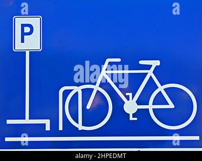 Fahrradparkplatz - Schild auf blauem Hintergrund Stockfoto