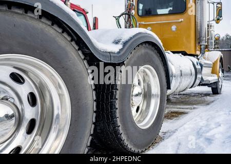 Industrieller gelber Profi-Tagfahrerkabine großer Sattelschlepper mit zwei Achsen und doppelten Rädern und Reifen mit einem großen Profil, das auf dem Wint steht Stockfoto