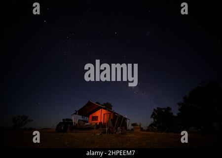 Kleines hölzernes Lagerhaus unter dem milchigen Himmel Stockfoto