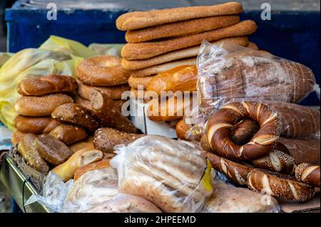 Frisches Brot liegt auf der Theke im Basar in der Verpackung. Stockfoto