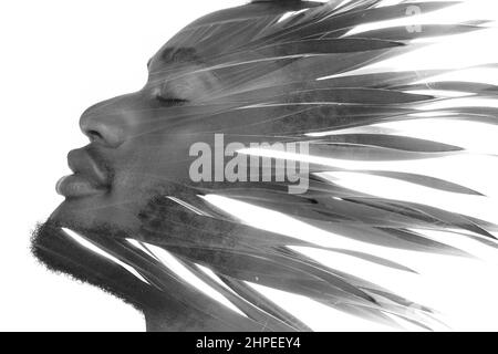 Ein Doppelbelichtungs-Porträt eines Mannes kombiniert mit einem Bild von Blättern. Stockfoto