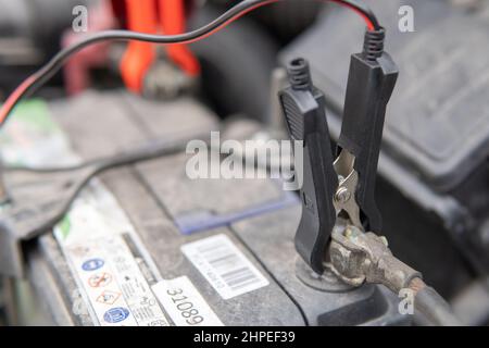 Selektiver Fokus Laden Auto mit Strom durch Kabel Stockfoto